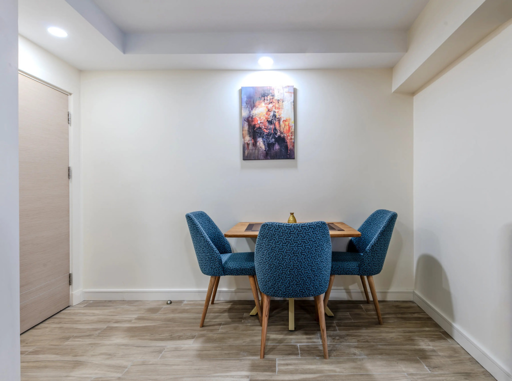 Отель Roys Hotel & Suites
