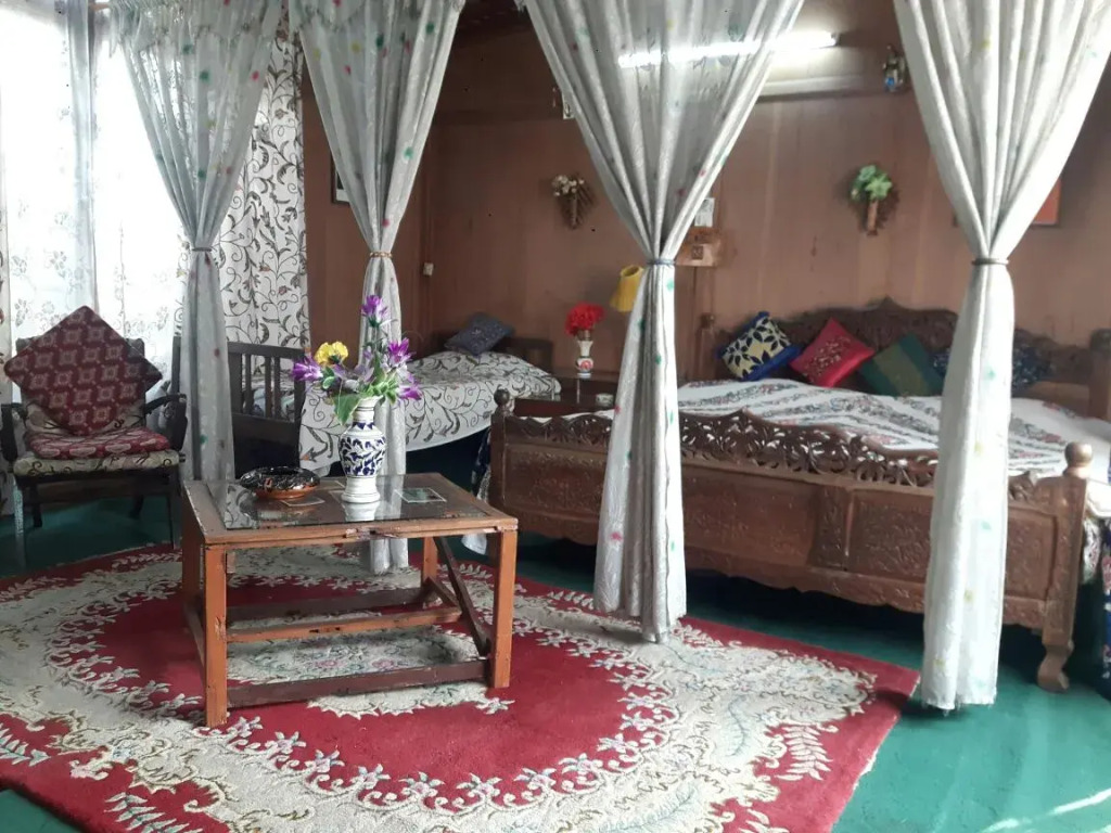 Отель Houseboat Donoo Palace