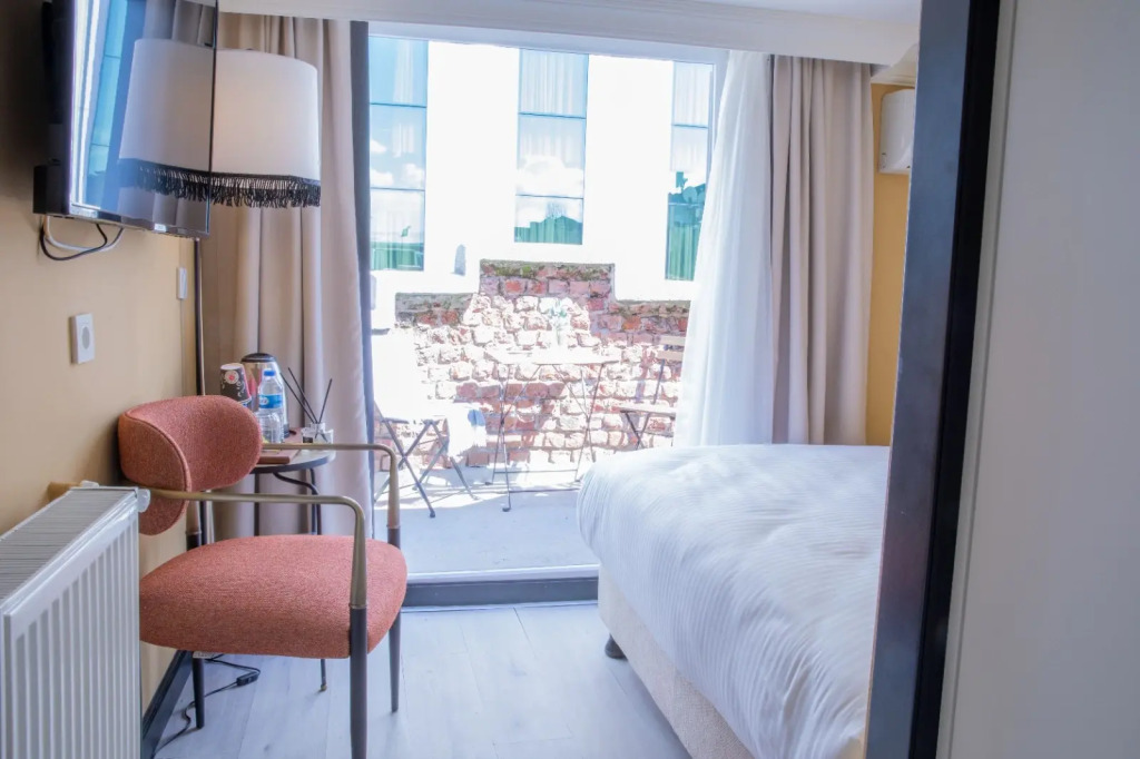EA Exclusive Hotel