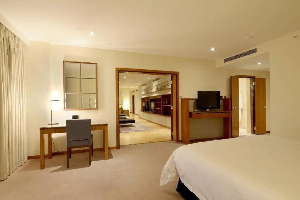 Canary Riverside Plaza Hotel