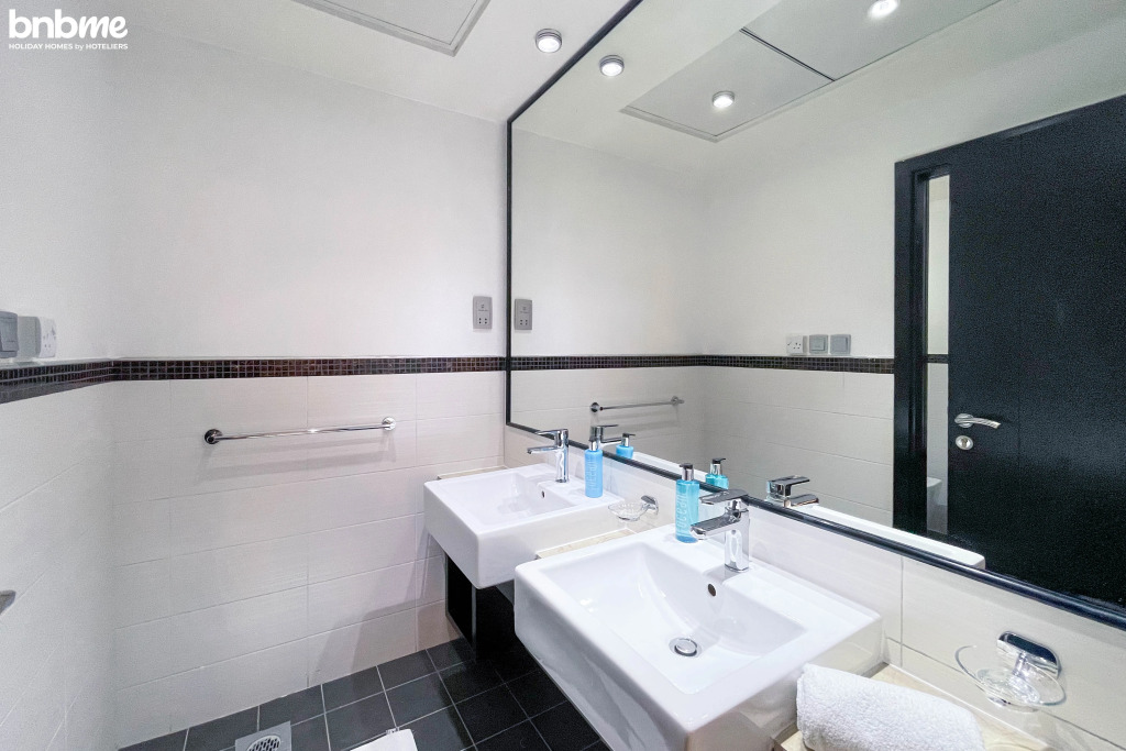 Апартаменты Luxury Penthouse with Marina and Sea Views|bnbme-2301