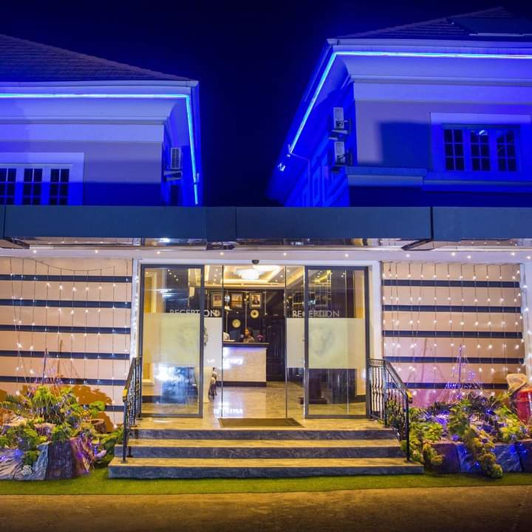 Отель Lion Luxury Suites