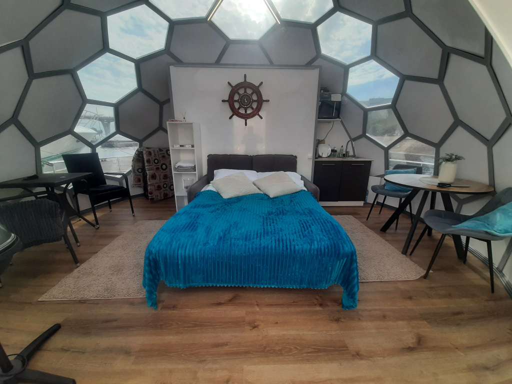 Nomer Romantika Dlya Vlyublyonnykh, Dizayn-Otel Na Dvoikh Na Vode, Khausbot Cherepakha Arkhelon-34 Mini-Otel