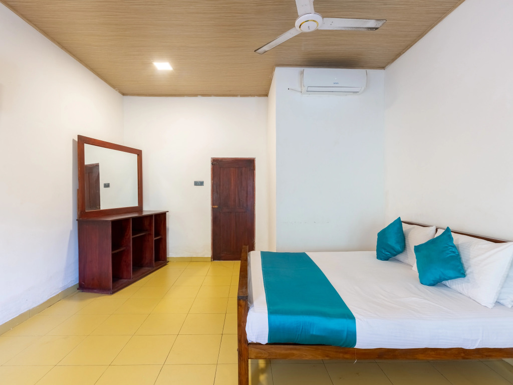 Отель Yoho A4 Holiday Inn