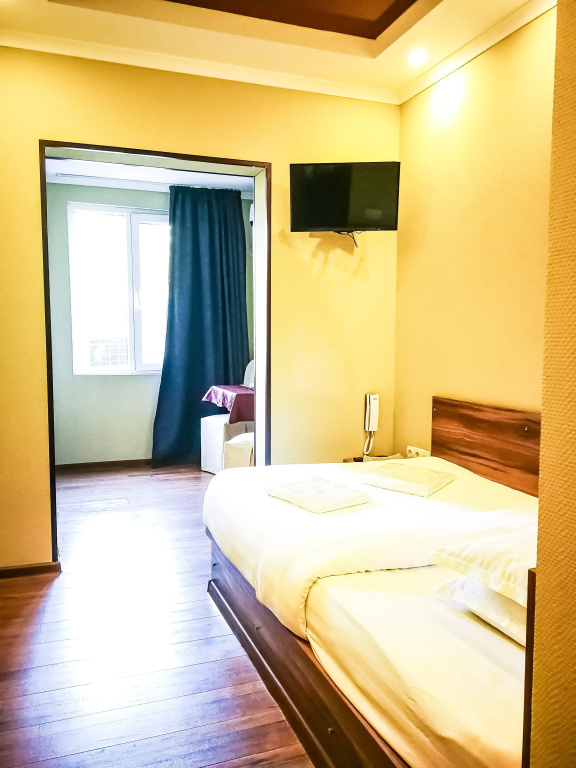 Salut Hotel