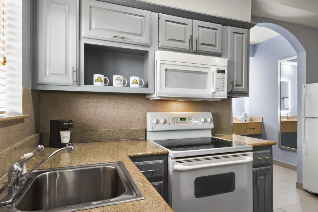 Days Inn & Suites by Wyndham Houston Hobby Airport