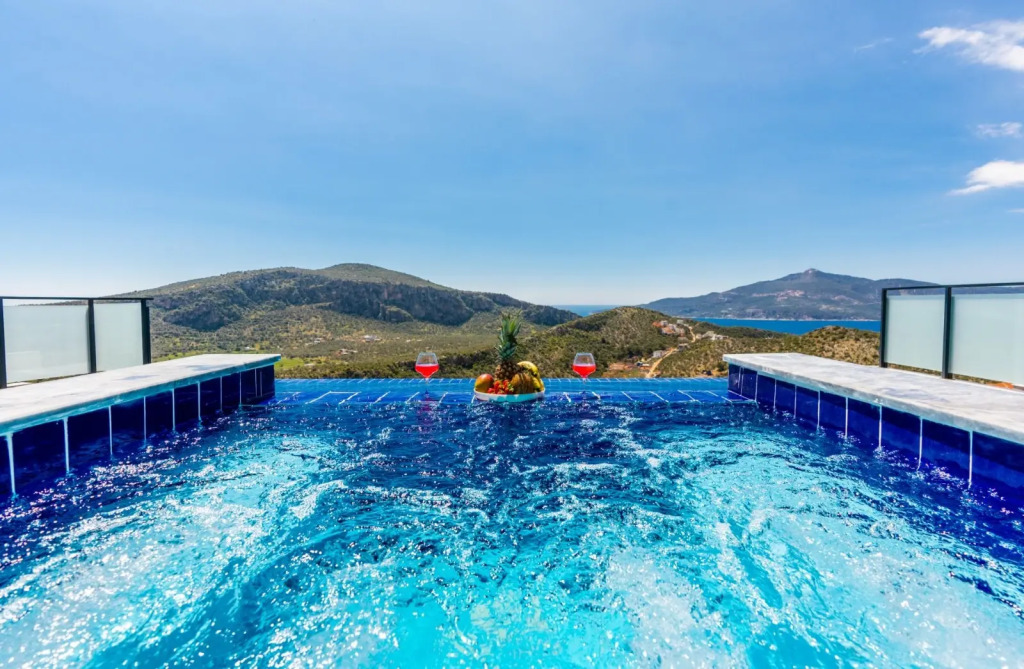 Вилла Modern Villa Overlooking the Sea