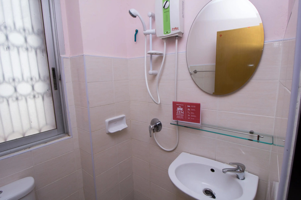 Отель ZEN Rooms Mahachai Khao San