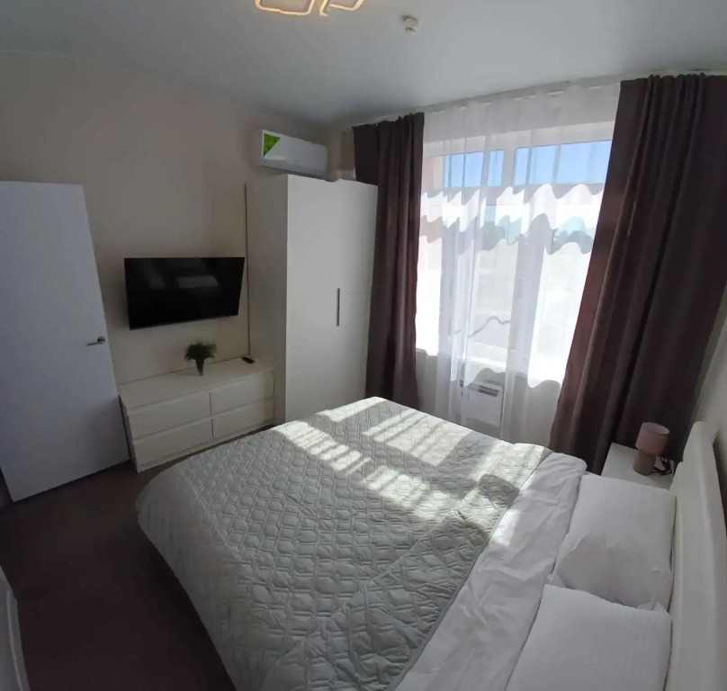 Квартира с Бacсeйнoм в ЖК Кипарис 298