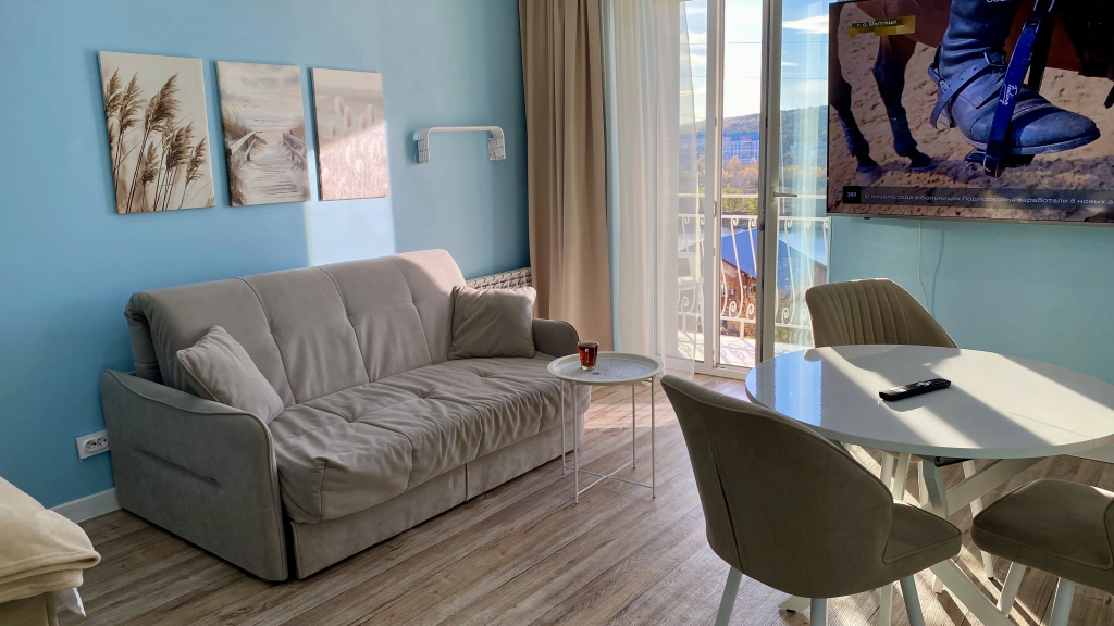 Апартаменты Горное Озеро Центр у Реки Гостиная 30 м², Спальня 25 м², Балкон, 2 кровати, Smart TV 85''
