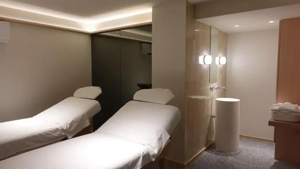 Отель Wellness Stay & Hotel Sukhumvit 107