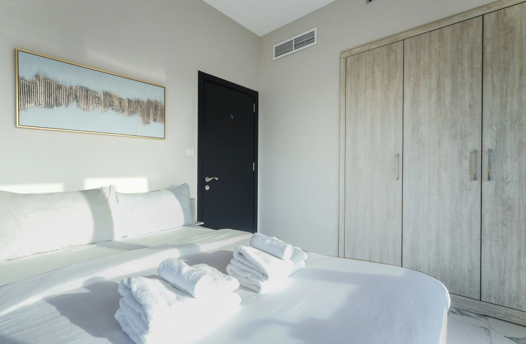 Elite LUX Holiday Homes - Cozy 2BR Getaway – Minutes from Expo City, Dubai