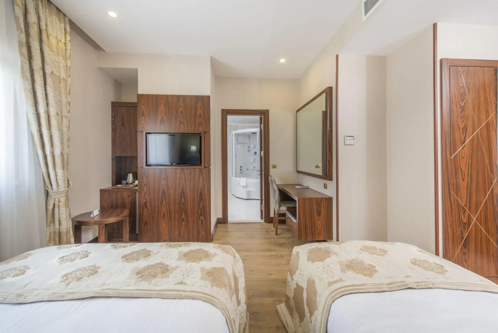 MidMar Deluxe Hotel