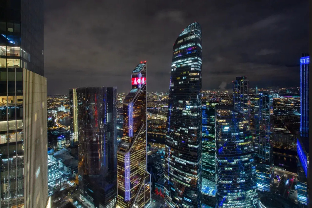 Апартаменты Sky City Moscow пентхаус-формат на 64 этаже: оникс, подсветка, панорамные окна Уникальный вид на башни и город