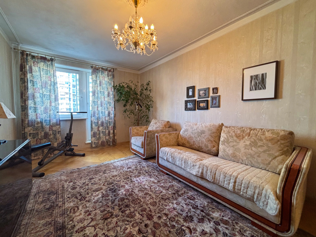 Квартира Винтажная 3-к у метро Озерная 72м2
