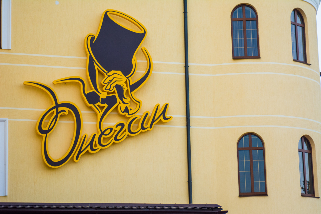 Кафе онегин ижевское. Ресторан онегин шереметьево логотип. Кафе онегин ижевское. Эмблема ресторана онегин в шереметьево. Ночной клуб онегин краснодар.