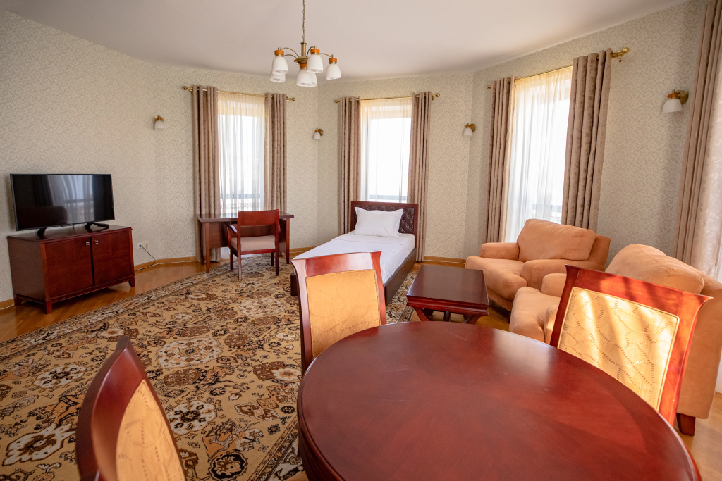 Latar Hotel Complex