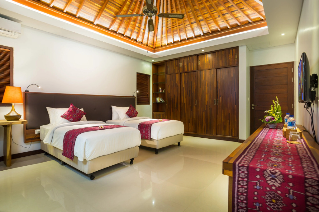 LA-BALI Villa Sanur, Spacious & Large, Private Pool, Pool Table, 5-Minutes walk to the Beach, Free Laundry, Private Cook, Massage, Daily Tour