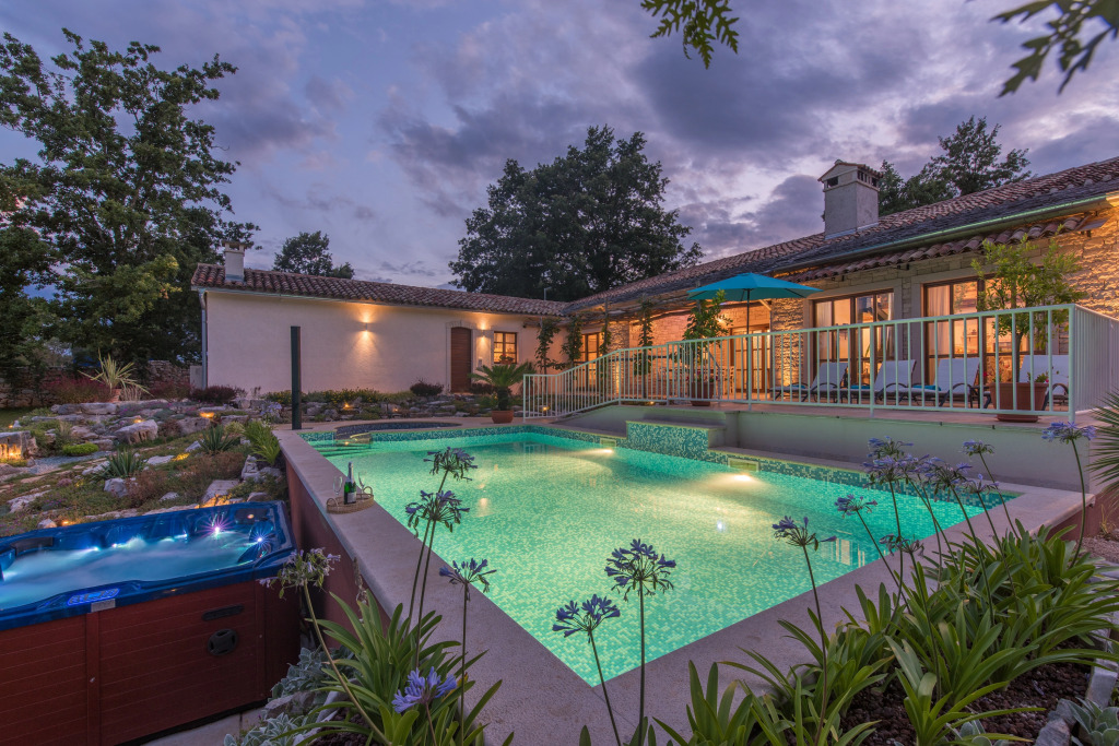 Family Villa Lipica with private pool and jacuzzi