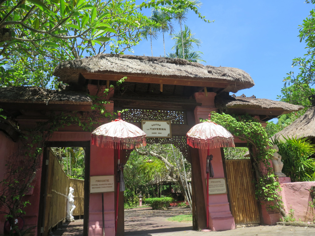 Отель La Taverna Suites