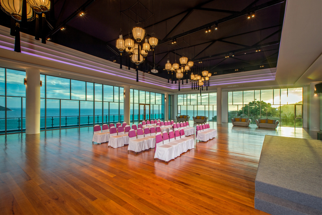 Отель Wyndham Grand Phuket Kalim Bay