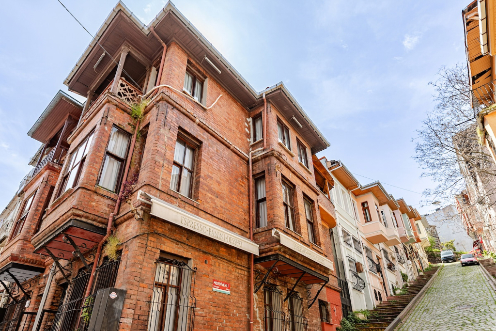 Квартира Two-Bedroom in Historic Mansion Old Town