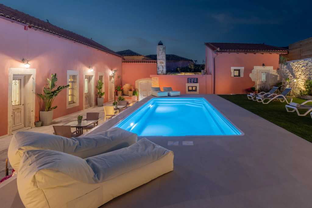Вилла Arhontiko Arhanes an Authentic Cretan Mansion for 12 Guests