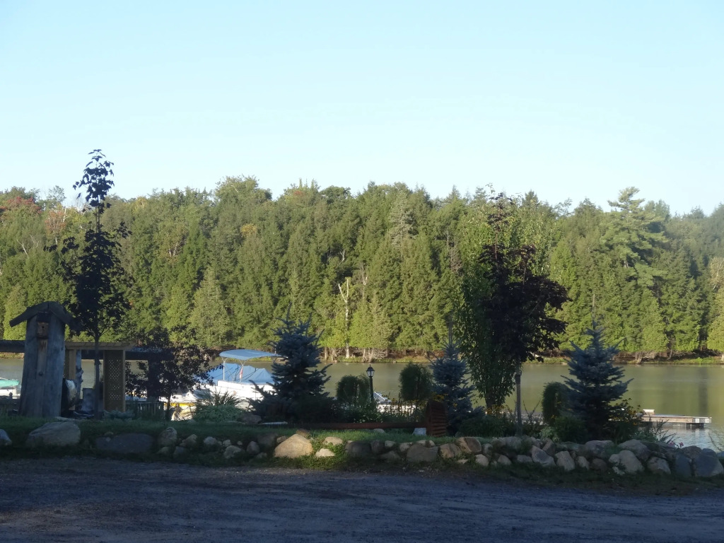 Курортный отель Ahmic Lake Resort