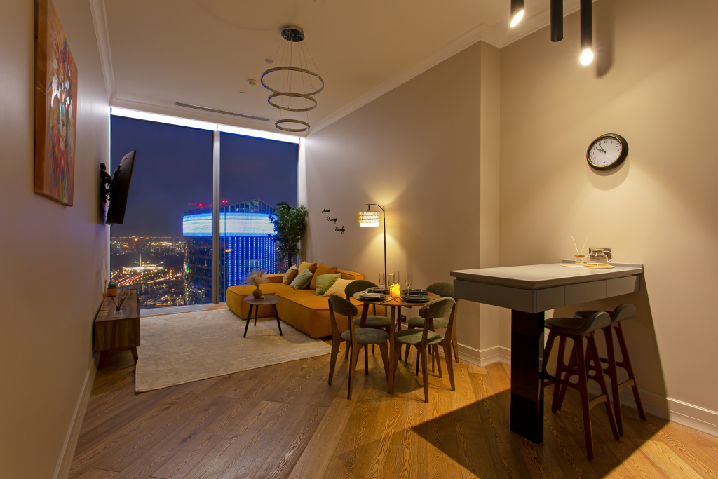 Апартаменты Sky CIty Moscow 81 этаж панорамная ванна с видом на всю Москву самый дорогой вид в Москве дизайнерский интерьер