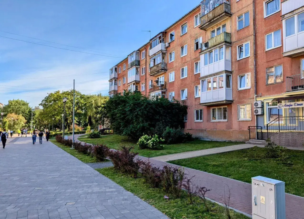 Квартира 3-х кoмнатная в сaмoм сеpдце Kaлинингpaдa