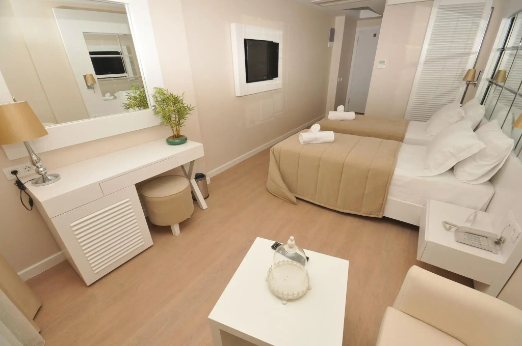 Alesta Yacht Hotel