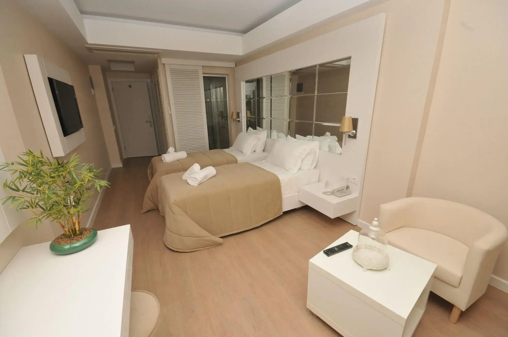 Alesta Yacht Hotel
