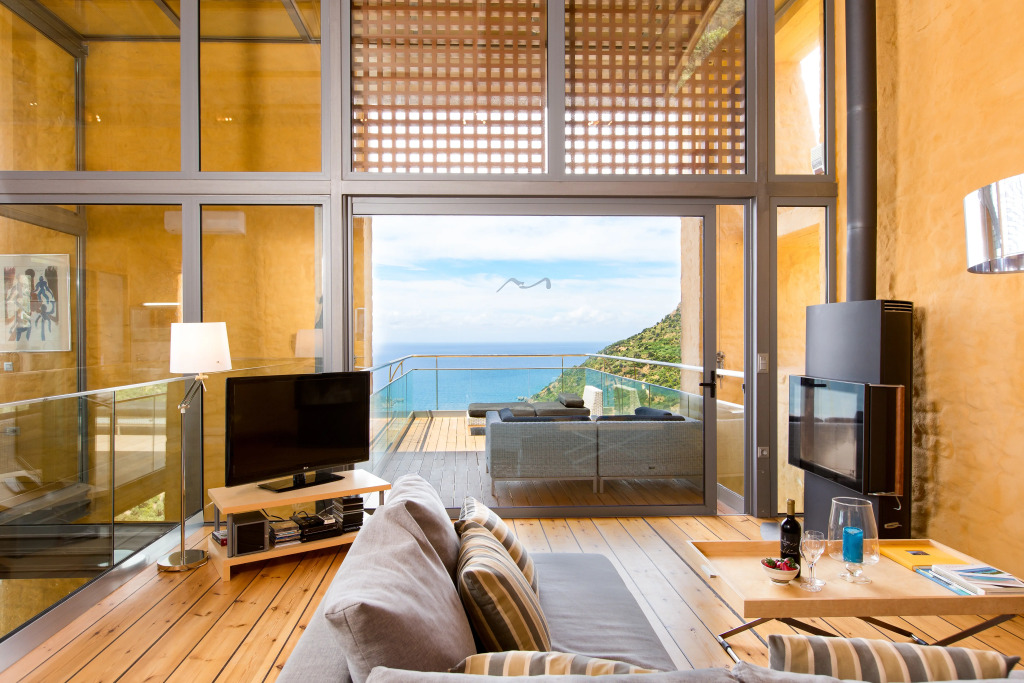 Beachfront Ravdoucha Epavlis Eleni Villa - Pool, Hot Tub, Gym, Sauna, Private Parking, WiFi