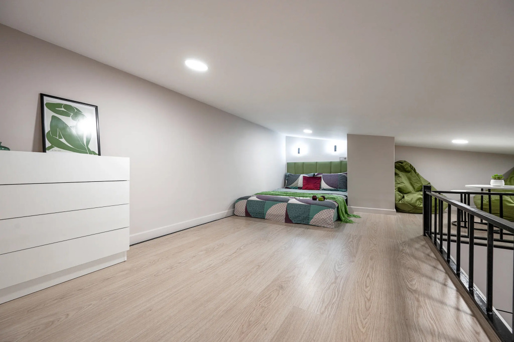 Квартира Дизайнерская мансарда Green Attic с кондиционером и виниловым проигрывателем у Невского проспекта