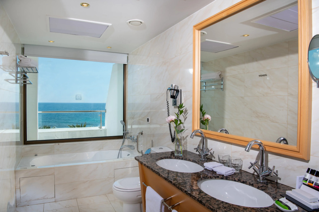 Отель Constantinou Bros Pioneer Beach