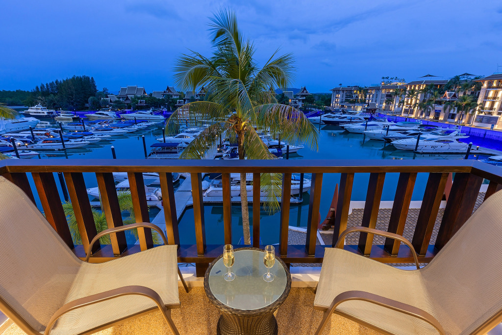 Waterfront in Royal Marina Apartments	