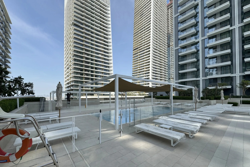 Апартаменты Modern 1BR in Beach Mansion with Pool and Gym