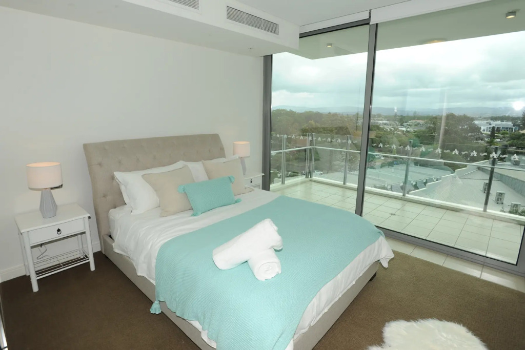 Апартаменты Modern Apartment with Resort Style Living Surfers Paradise