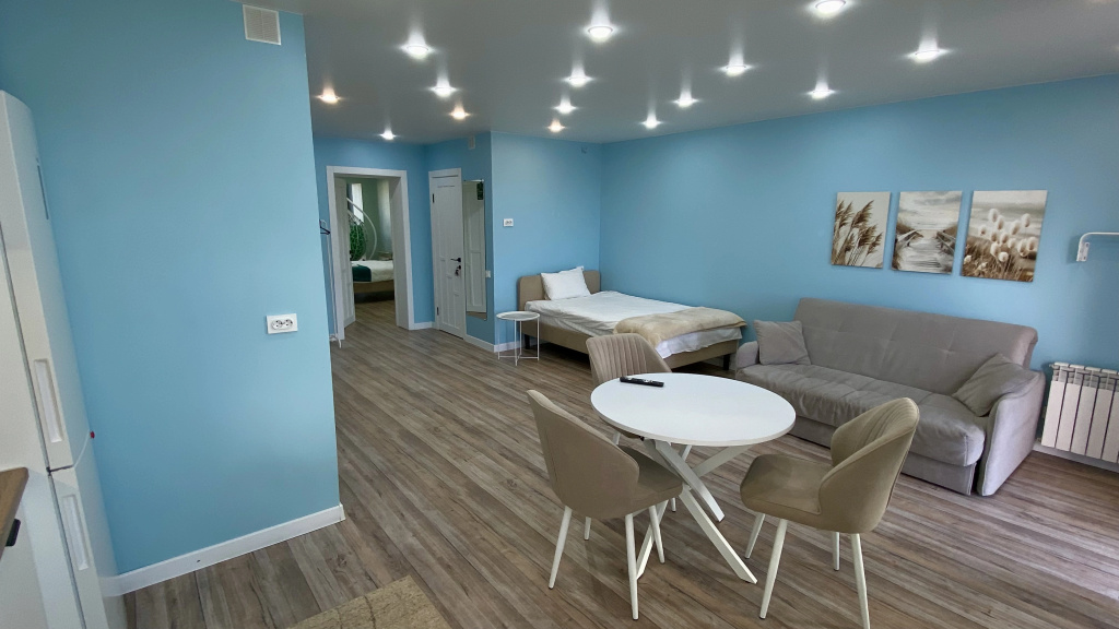 Апартаменты Горное Озеро Центр у Реки Гостиная 30 м², Спальня 25 м², Балкон, 2 кровати, Smart TV 85''