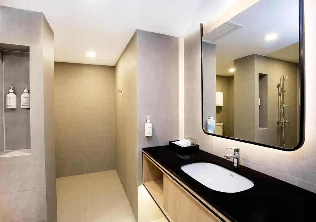 Отель Holiday Inn Express and Suites Bangkok Central Pier