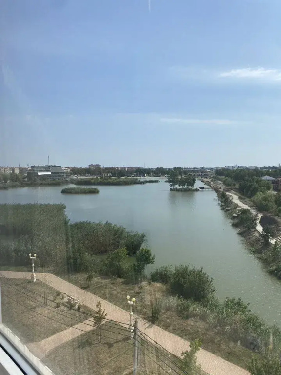 Квартира однокомнатная с видом из окна на озеро