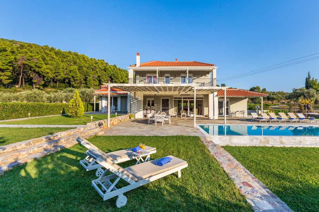 Luxury Villa with Private Pool in Skopelos, Ideal for Families, Villa Aelia by Kardous