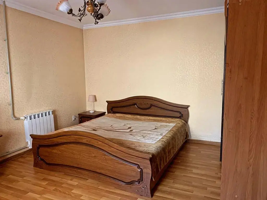 Частный дом с бассейном, верандой и садом