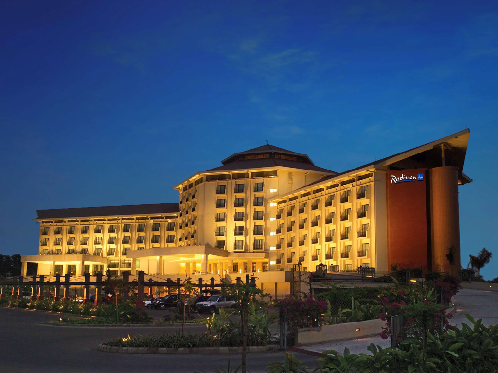 Отель Radisson Blu Dhaka Water Garden
