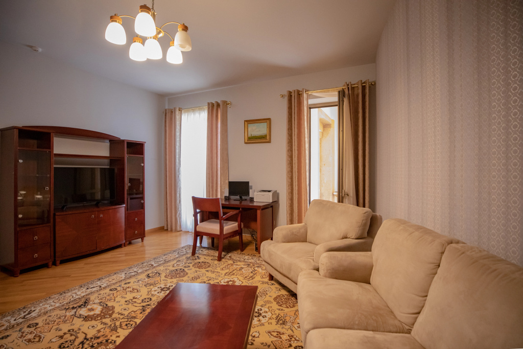 Latar Hotel Complex