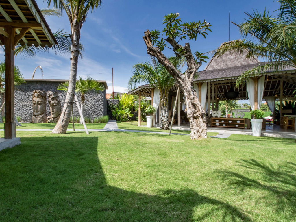 Villa Mannao by Villa Finder