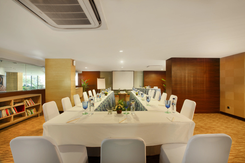 Отель de Vins Sky Hotel Seminyak