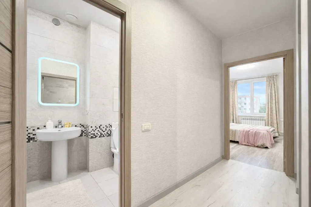 Квартира светлая просторная (65 м²) с дизайнерским интерьером