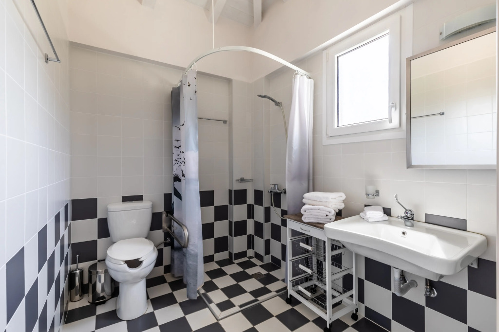 Luxury Villa with Private Pool in Skopelos, Ideal for Families, Villa Aelia by Kardous