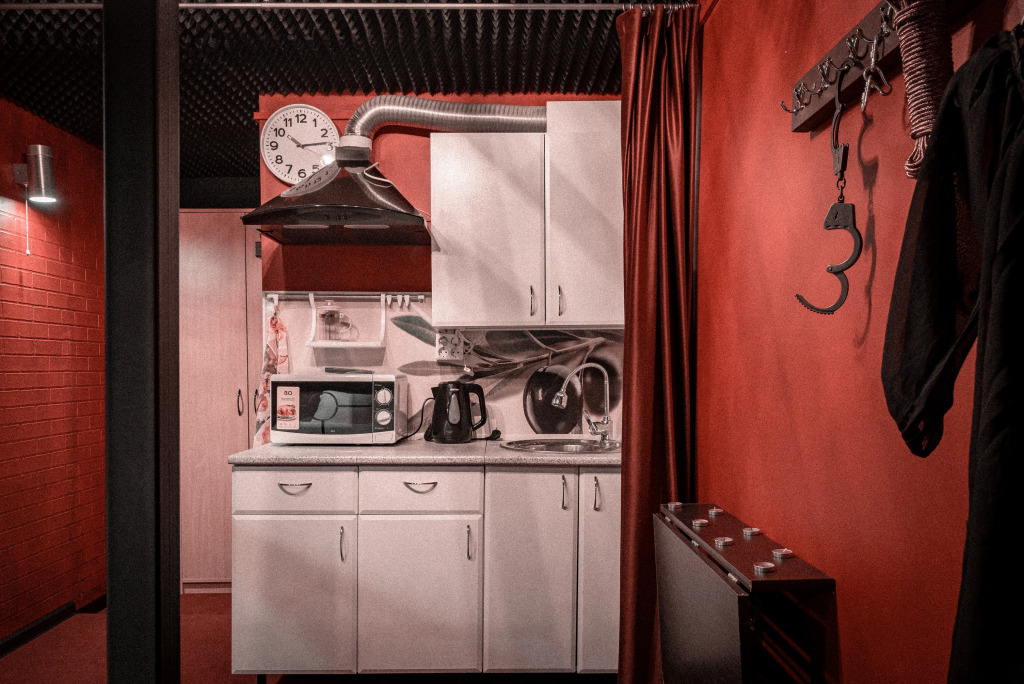 18+ Krasnaya Komnata Dlya Romanticheskikh Svidaniy Flat
